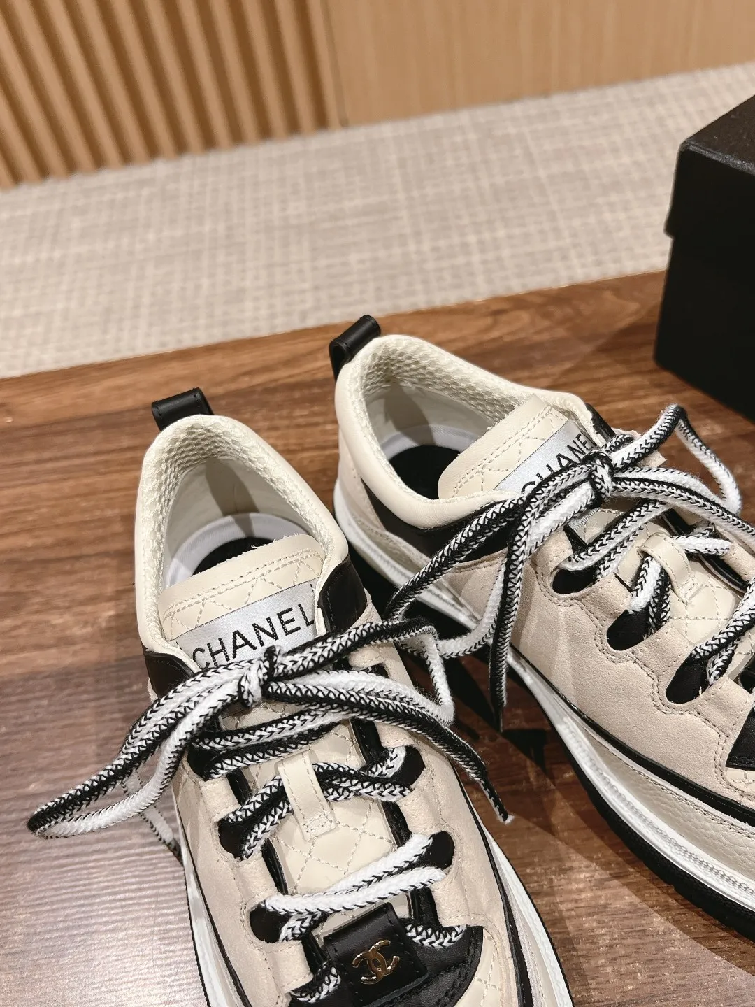 👟👟Ex-factory price 560👟👟 𝐂𝐇𝐀𝐍𝐄𝐋 Chanel’s new Milan catwalk sneakers, double C square round toe lace-up casual shoes, trendy shoes. This style is definitely Xiaoxiang’s hottest thing this season. You can’t buy this series at the counter. I wish I could weld it on my feet. It’s easy to wear and unique. It’s different from the previous style. It doesn’t have a big logo. Low-key and high-end. The light British-style square toe and the softness of the rhombus are perfectly blended together. There is a feeling that 1️⃣➕1️⃣ is greater than 3. The classic contrasting color combination is brilliant and not obtrusive. It can be paired with short skirts, shorts, denim, and trendy clothes. The sense of fashion is instantly improved by several levels. Upper: cowhide stitched with suede. Inner: breathable mesh. Sole: Original molded 𝐓𝐏𝐔 outsole Heel height: 4𝐂𝐌 Size: 35-40